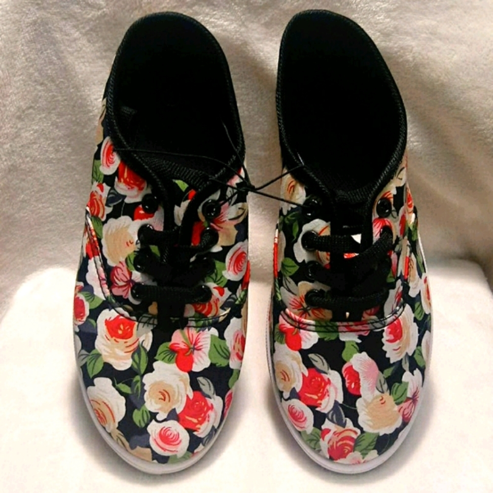 Brand New Ladies Floral Design Shoes - Picture 2 of 6